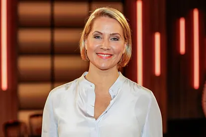 Judith Rakers blickt lächelnd in die Kamera.