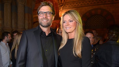 Jürgen Klopp und seine Frau Ulla - Foto:  FEDERICO GAMBARINI/AFP via Getty Images