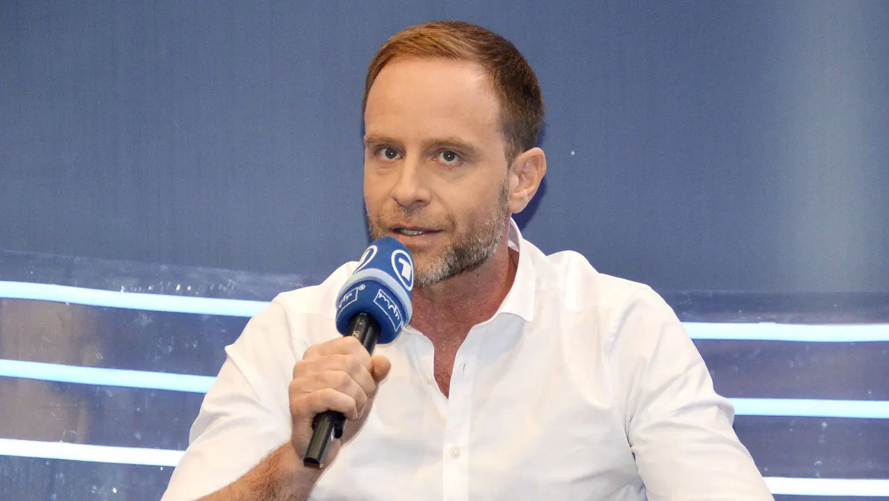 Julian Weigend -In aller Freundschaft Julian Weigend -In aller Freundschaft - Foto: IMAGO / Future Image
