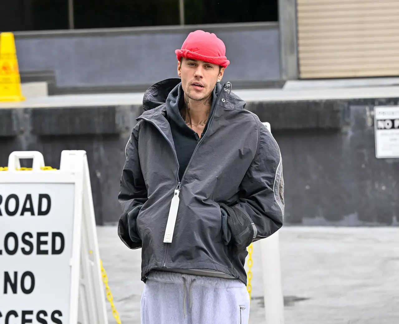 justin-bieber-beunruhigender-post-imago811840386 Justin Bieber trägt eine rote Mütze und eine schwarze Jacke, er die Hände in den Jackentaschen und schaut geradeaus. - Foto: IMAGO / Cover-Images