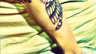 Justin Bieber präsentiert sein neues Tattoo: eine Eule. - Foto: Twitter
