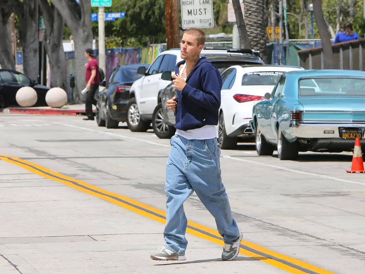 justin-bieber-vormundschaft-imago246577254 Justin Bieber rennt über eine Straße. Er trägt Baggy Jeans und einen Hoodie. - Foto: IMAGO / Cover-Images