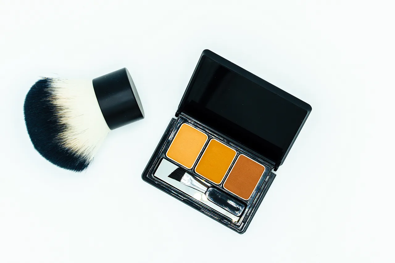 Kabuki Pinsel Mit einem Kabuki-Pinsel Make-up auftragen. - Foto: iStock/ sommart