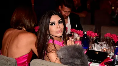 Kader Loth wirft Küsschen zu in pinkem Kleid