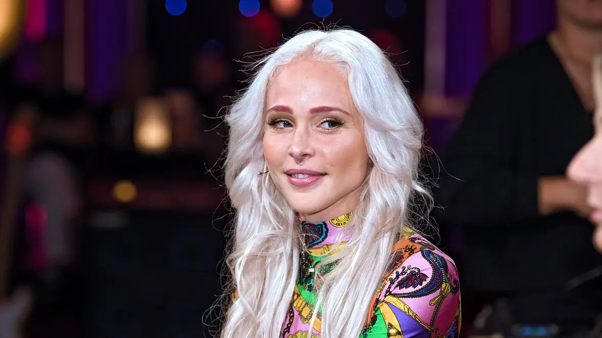 Ex-„GNTM“-Kandidatin Theresia Fischer lächelt.