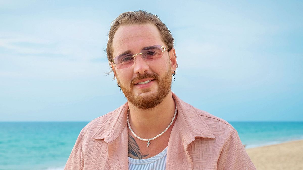 Dennis Lodi lächelt bei Kampf der Realitystars in die Kamera