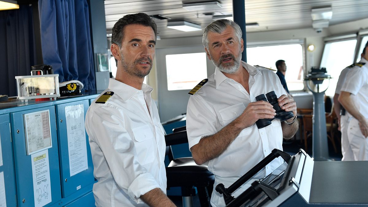 Kapitän Max Parger (Florian Silbereisen, l.) und Staff-Kapitän Martin Grimm (Daniel Morgenroth, r.) vom ZDF-Traumschiff.