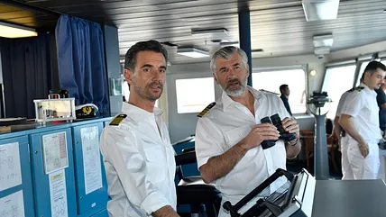 Kapitän Max Parger (Florian Silbereisen, l.) und Staff-Kapitän Martin Grimm (Daniel Morgenroth, r.) vom ZDF-"Traumschiff".