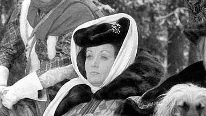 Karin Lesch in einer Kutsche
