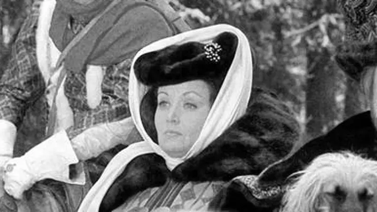 Karin Lesch in einer Kutsche