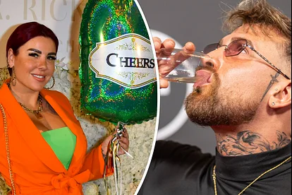 Kate Merlan posiert in grünem Top und oranger Jacke mit einem "Cheers"-Luftballon in der Hand, Gigi Birofio kippt sich ein Sektchen hinter die Binde.