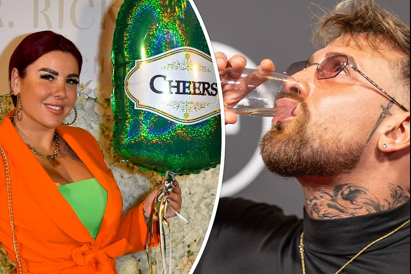 Kate Merlan posiert in grünem Top und oranger Jacke mit einem "Cheers"-Luftballon in der Hand, Gigi Birofio kippt sich ein Sektchen hinter die Binde. 