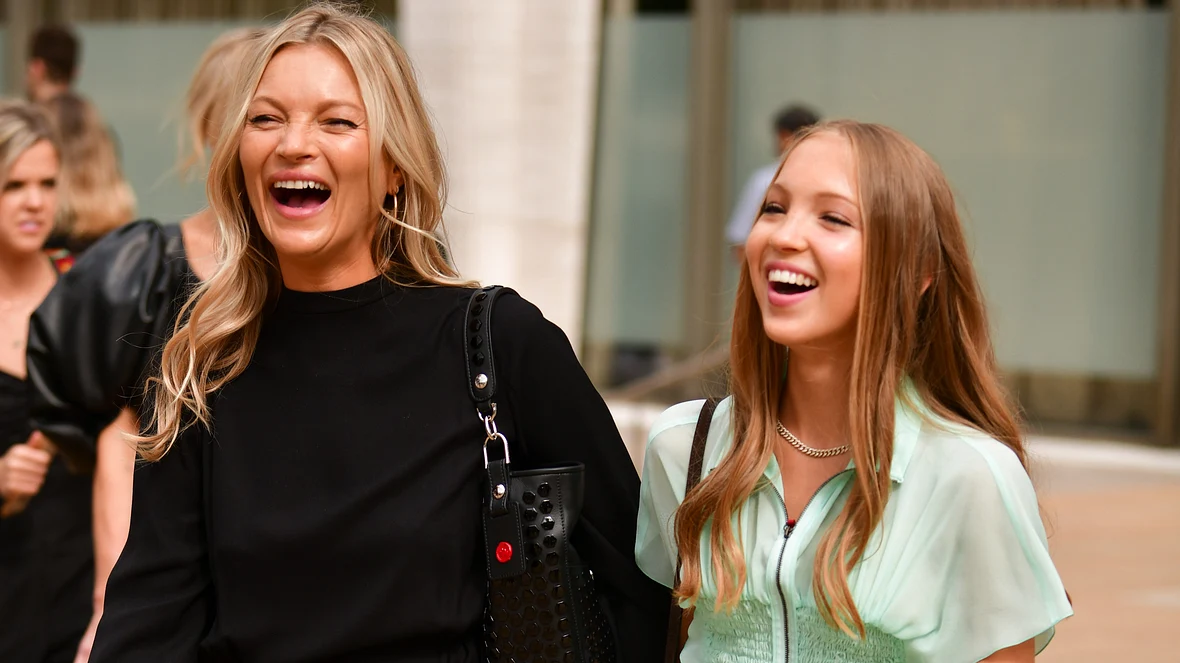 Kate Moss und Tochter Lila Grace lachen Kate Moss und Tochter Lila Grace lachen