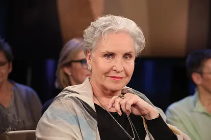 Katerina Jacob blickt ernst in die Kamera.