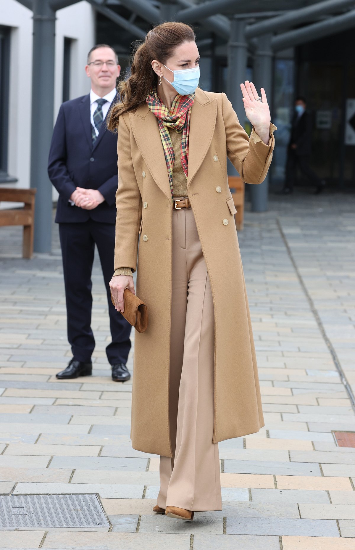 Kate im Camel-Coat