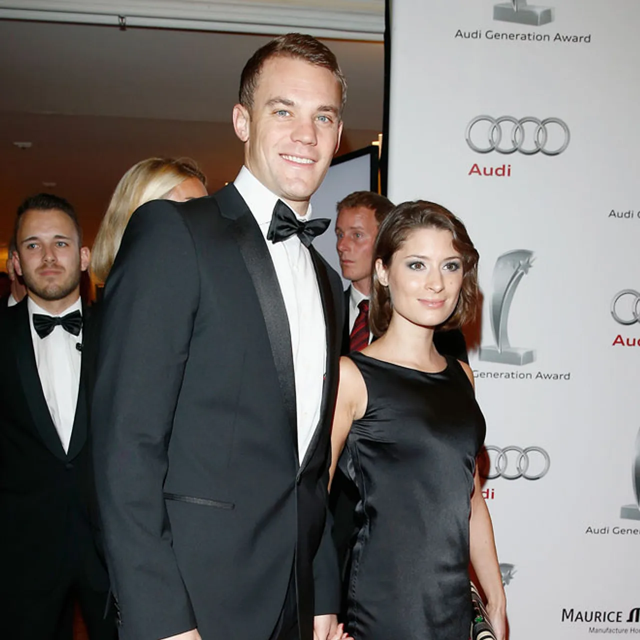 Kathrin Gilch ist über Manuel Neuer hinweg Kathrin Gilch ist über Manuel Neuer hinweg - Foto: getty