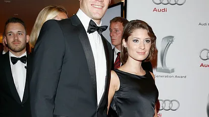 Kathrin Gilch ist über Manuel Neuer hinweg
