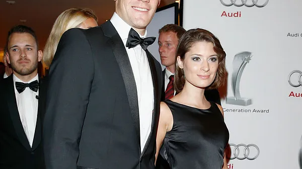 Kathrin Gilch ist über Manuel Neuer hinweg