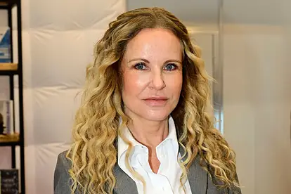 Katja Burkard bei einem Buch-Event. Sie schaut direkt in die Kamera.