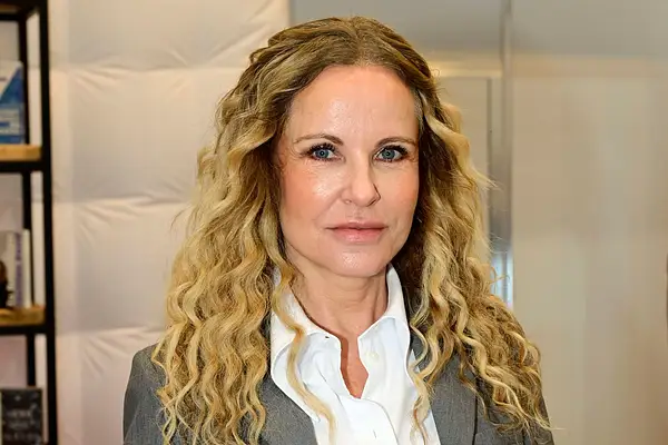 Katja Burkard bei einem Buch-Event. Sie schaut direkt in die Kamera.