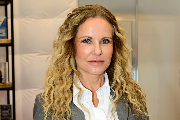 Katja Burkard bei einem Buch-Event. Sie schaut direkt in die Kamera.