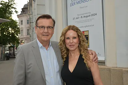 Hans Mahr und Katja Burkard bei den Salzburger Festspielen. Beide lächeln in die Kamera.