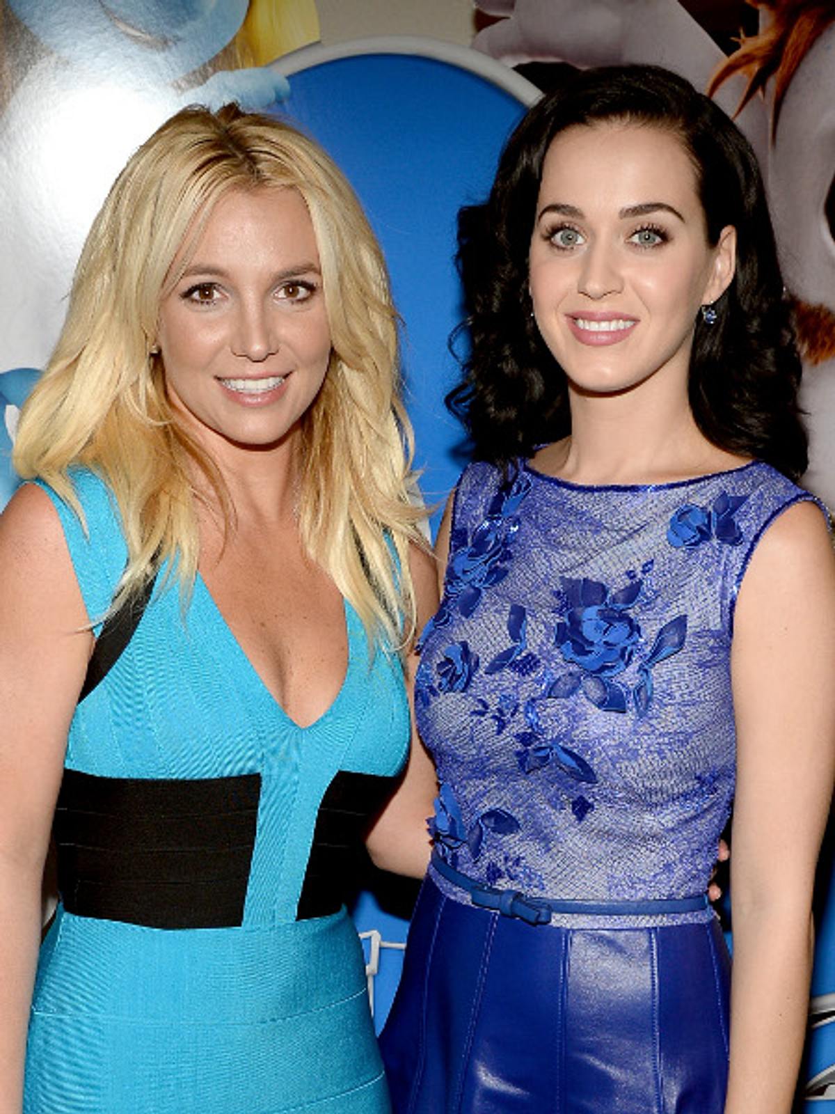 Katy Perry singt im Background von Britney Spears. Bei der Premiere von &quot;Die Schlümpfe 2&quot; trafen sie sich zum ersten Mal.