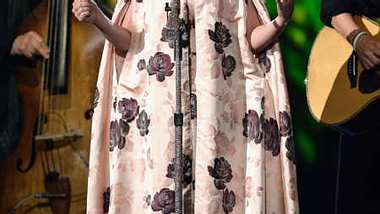 Katy Perry im Blumen-Umhang - Foto: GettyImages