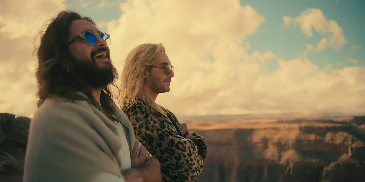 KaulitzKaulitz_FirstLook_©Netflix_001 Tom und Bill stehen lachend und mit verschränkten Armen an einer Schlucht. - Foto: Netflix