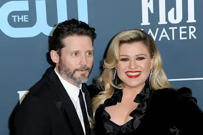 Kelly Clarkson und Brandon Blackstock posieren hier 2020 auf dem roten Teppich.