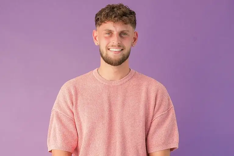 "Make Love, Fake Love"-Kandidat Kevin lächelt in die Kamera