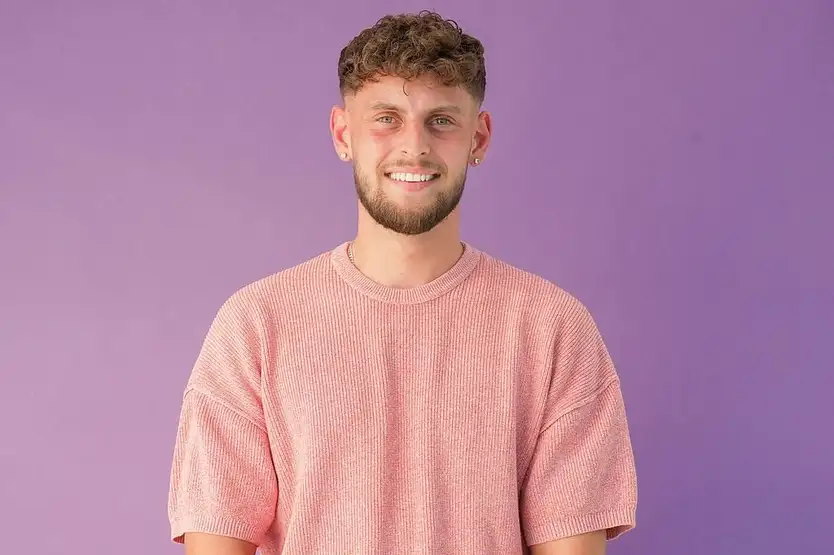 "Make Love, Fake Love"-Kandidat Kevin lächelt in die Kamera