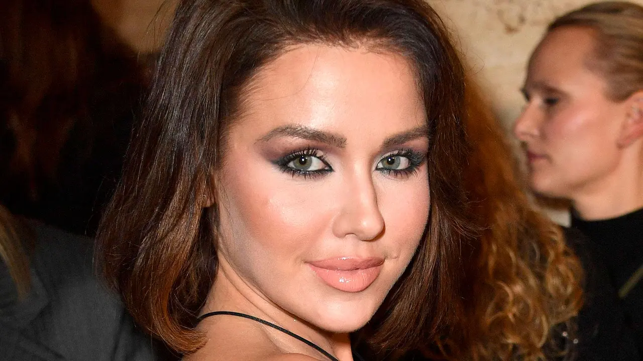 Kim Gloss' Baby ist da Kim Gloss schaut in die Kamera - Foto: IMAGO / Future Image