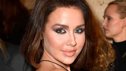 Kim Gloss schaut in die Kamera