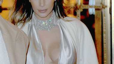 Kim Kardashian zeigt ihren BH - Foto: WENN