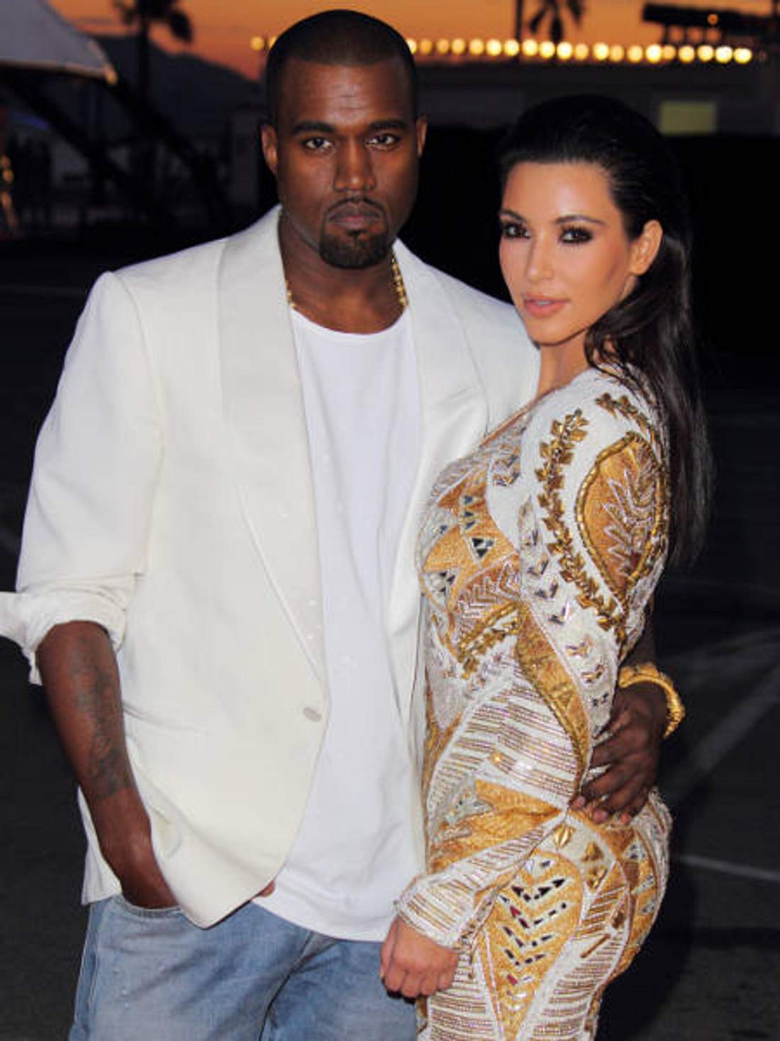 Promi-Paare und ihre Fake-BeziehungenKim Kardashian (31) wird ja seit jeher eine ziemliche - pardon - Mediengeilheit vorgeworfen. Deshalb wird dem Reality-Show-Star jetzt auch unterstellt, ihre Beziehung mit Kanye West (34) sei ein abgekart