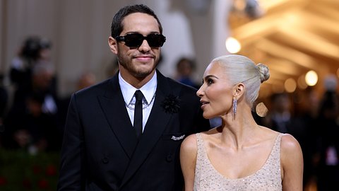 Kim Kardashian und Pete Davidson - Foto: Dimitrios Kambouris/Getty Images for The Met Museum/Vogue