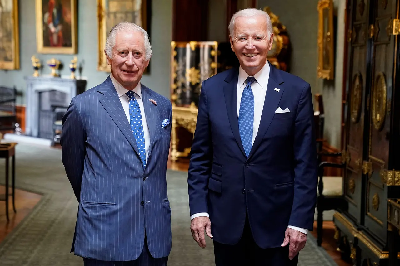 König Charles schreibt nach Krebsdiagnose Brief an Joe Biden Nach Joe Bidens Krebsdiagnose meldet König Charles sich bei ihm. Mit seinem Brief möchte er dem Ex-US-Präsidenten Mut machen. - Foto: IMAGO / i Images / Pool Images