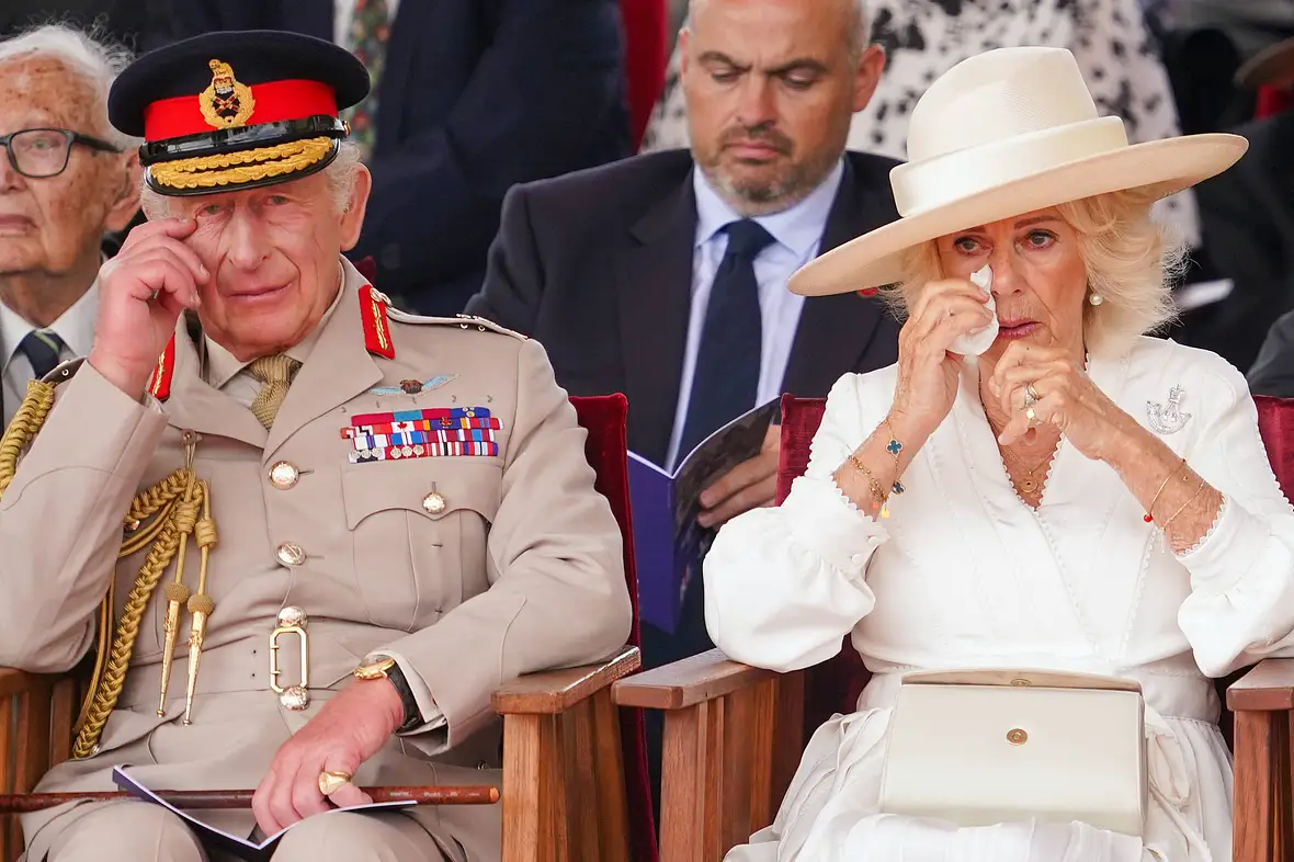 König Charles und Königin Camilla weinen am 15. August 2025 bei der Gedenkfeier zum 80. Jubiläums des Sieg-über-Japan-Tages.