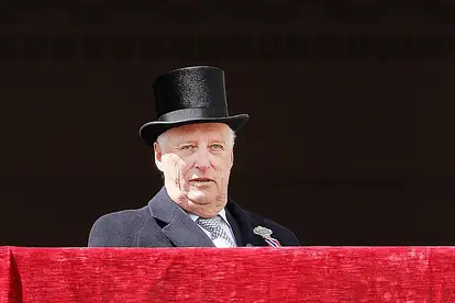 König Harald blickt in die Ferne.
