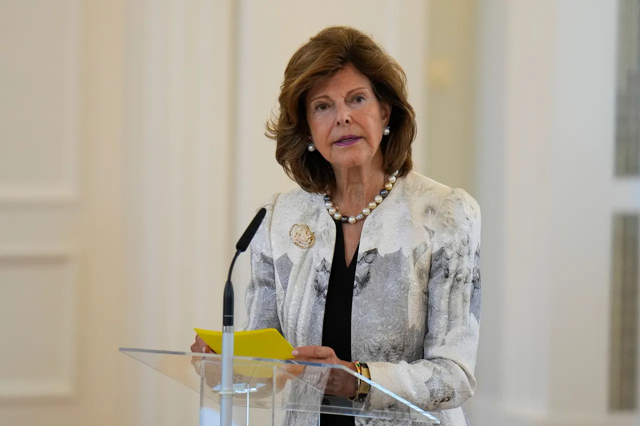 koenigin-silvia-sauer-auf-guenther-jauch-imago763478747 Königin Silvia steht an einem Rednerpult. - Foto: IMAGO / Bernd Elmenthaler