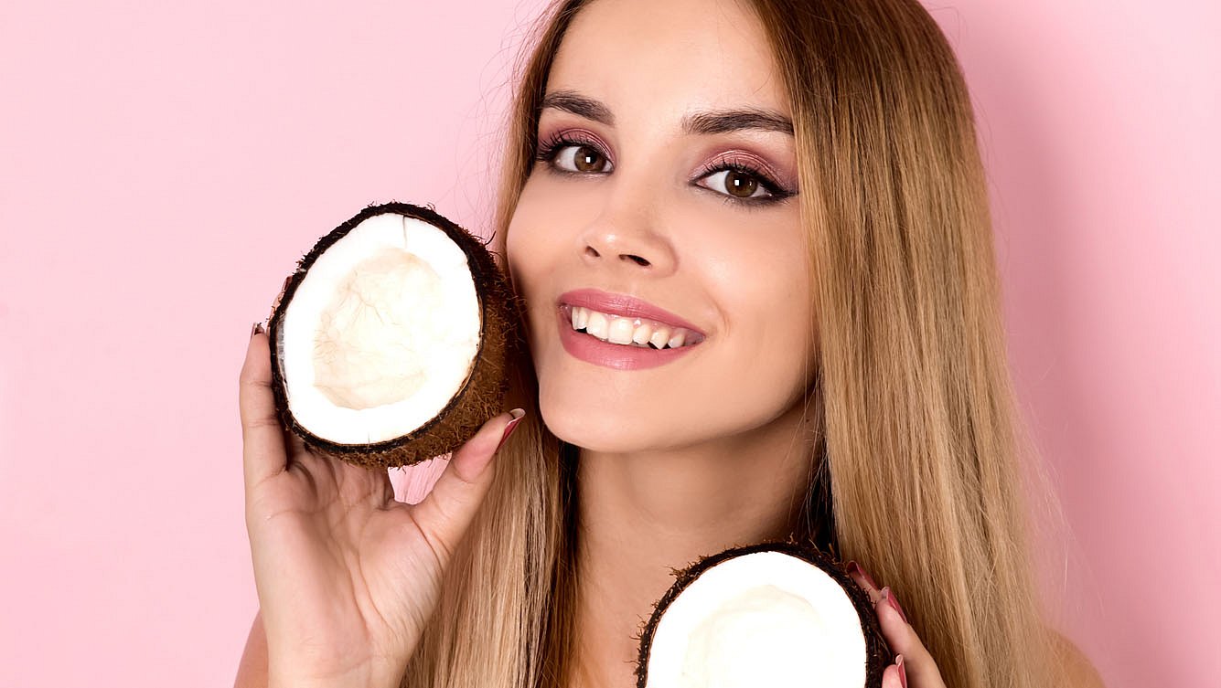 Kokosöl Zähne: Model mit weißem Lächeln