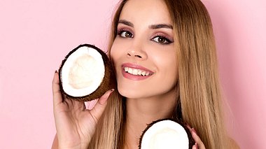 Kokosöl Zähne: Model mit weißem Lächeln - Foto: iStock/ASashka 