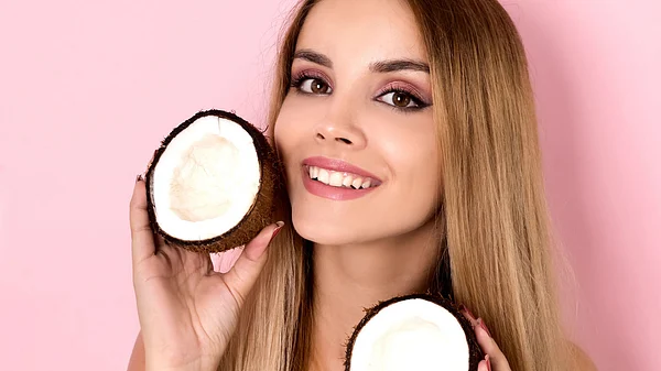Kokosöl Zähne: Model mit weißem Lächeln