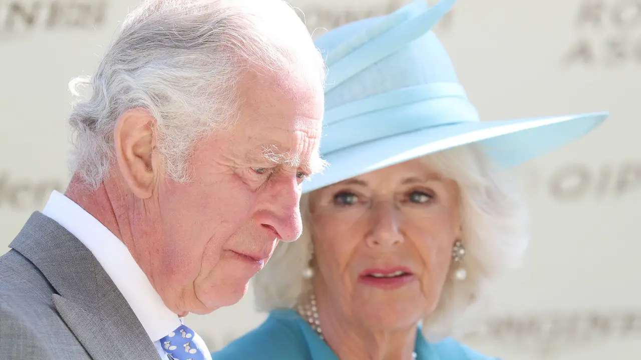König Charles & Camilla Parker Bowles König Charles & Camilla Parker Bowles - Foto: IMAGO / Frank Sorge