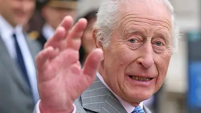 König Charles winkt in die Kamera