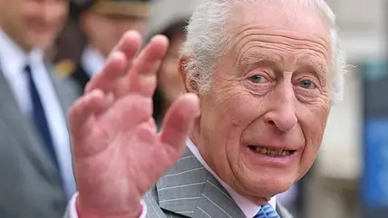 König Charles winkt in die Kamera
