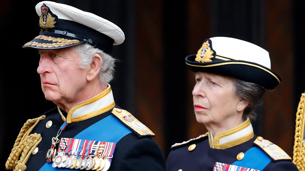 König Charles & Prinzessin Anne König Charles & Prinzessin Anne - Foto: Max Mumby/Indigo/Getty Images
