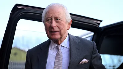 König Charles steigt aus einem Auto aus.