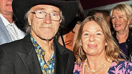 Konny & Manuela Reimann schauen in die Kamera.